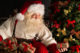 Den hemmelige julemand billed med en julemand der kigger på en julegave han holder i sin hånd