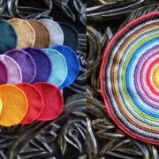 Billed af hækle bordskaaner og daekkeserviet i 28 forskellige farver
