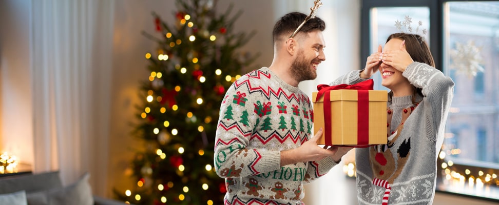 Julesweater og de bløde pakker under juletræet