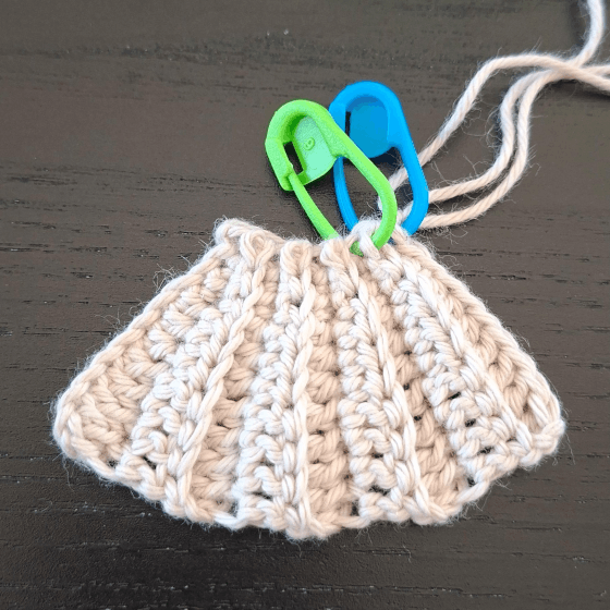 Muslingeskal med to markerings ringe i to masker